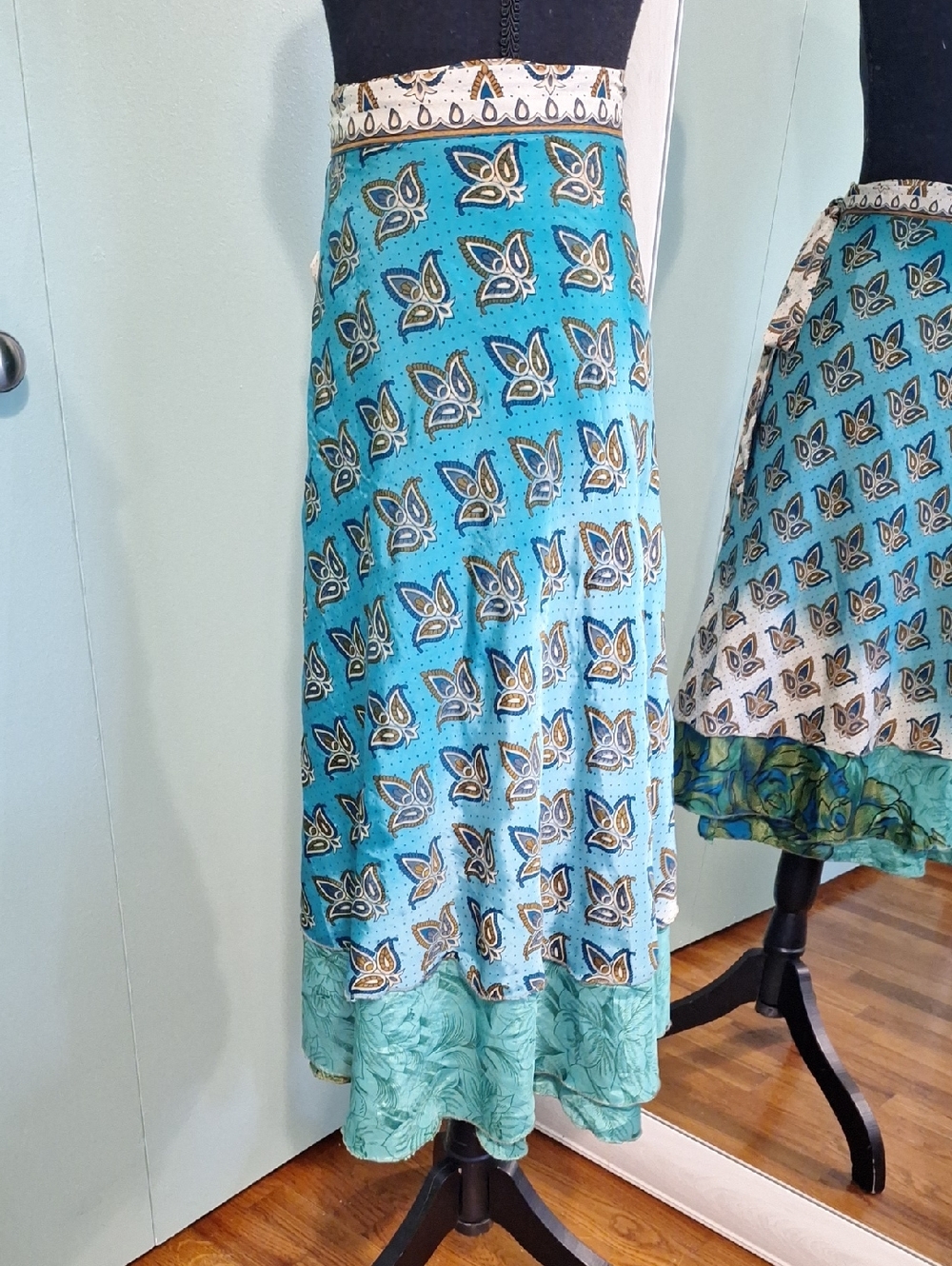 Earthbound Trading 100% Silk Wrap Midi Skirt Size Small Medium Boho Festival - Picture 2 of 8